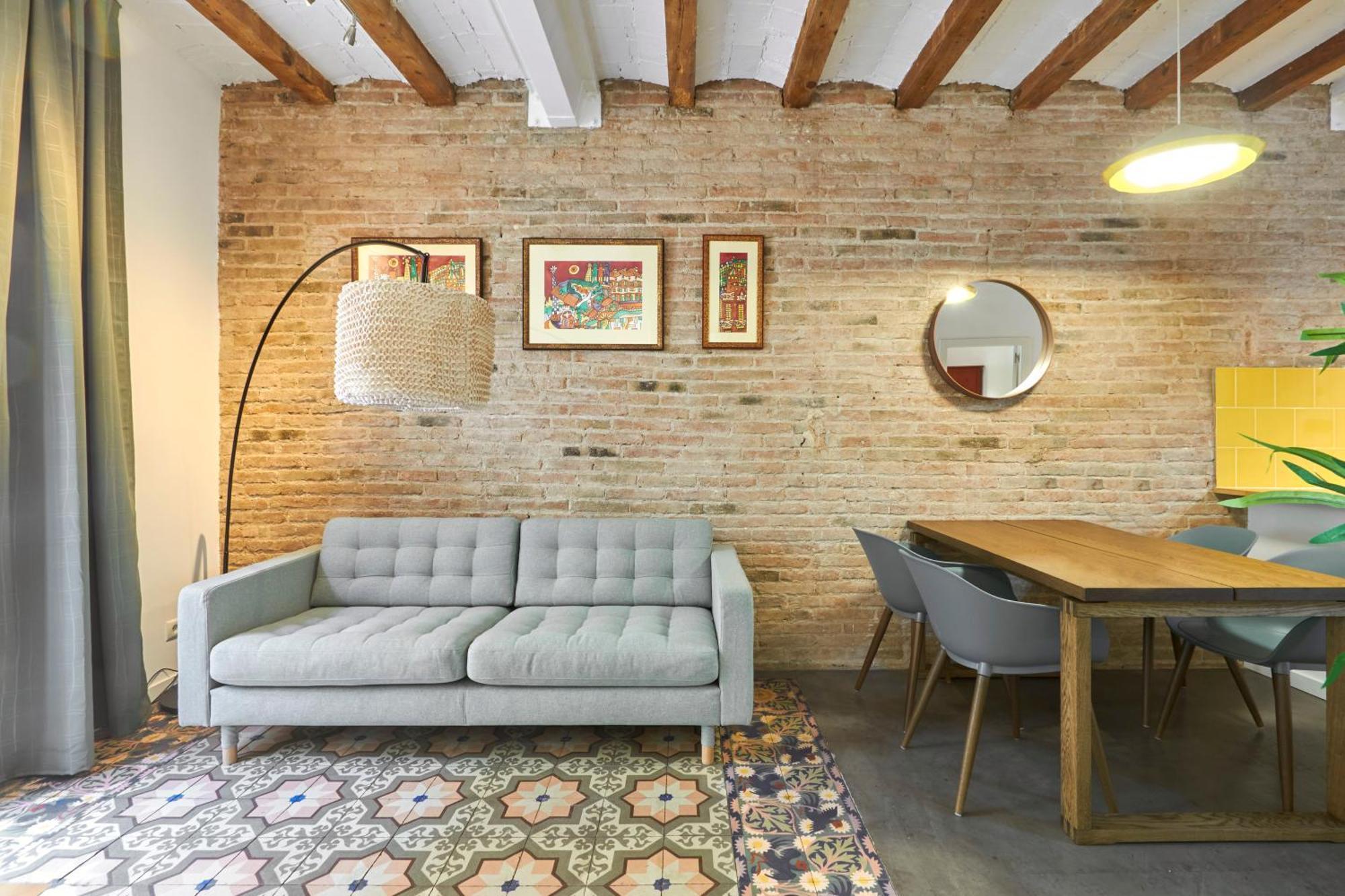 64 Apartment In A Typical Barcelona'S Old Building Exterior photo